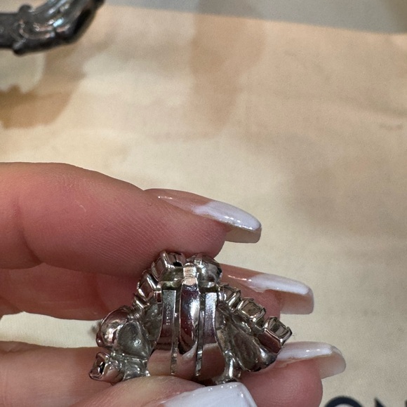 Vintage floral shaped Silver Crystal clip on Earrings - Picture 4 of 4